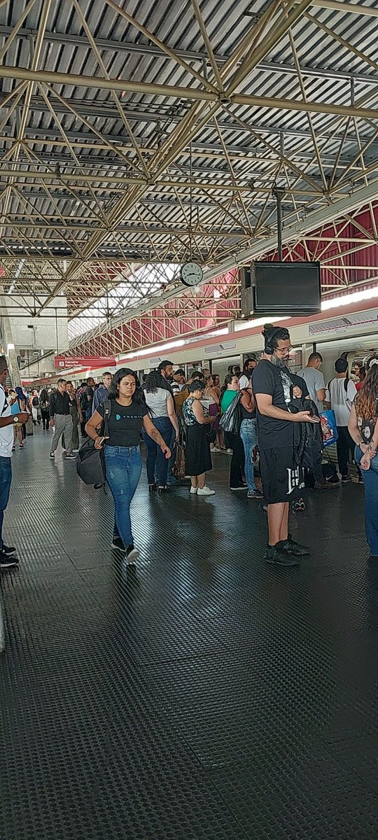 FranzeSaimon's tweet photo. #bdsp Mais um dia linha vermelha com problemas, isso está uma vergonha, problemas quase que diariamente, o que está acontecendo com o Metro de SP? https://t.co/ywIvCSozcF