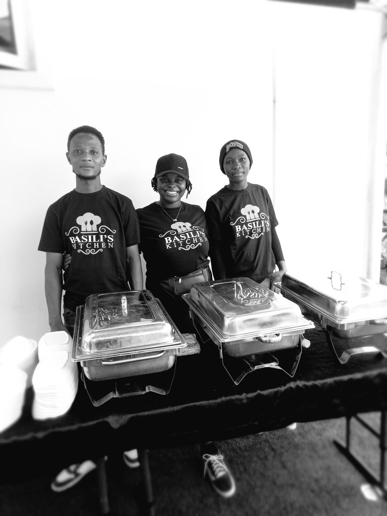 BasiliKitChen's tweet image. About the other day at baby Nathaniel&apos;s 1st birthday🥳 We catered for his dedication in early 2023 &amp;amp; here we are again for his 1-year birthday🔥 My small chops team👩‍🍳❤️  When is your next event? Available to take your food &amp;amp; small chops orders. 08134140961
#smallchops #GRAMMYs