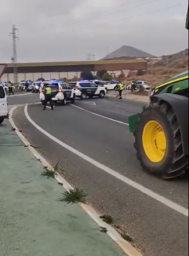 Aquí 20 coches, pero cuando llegan las pateras a la costa no se le ve a ni uno.