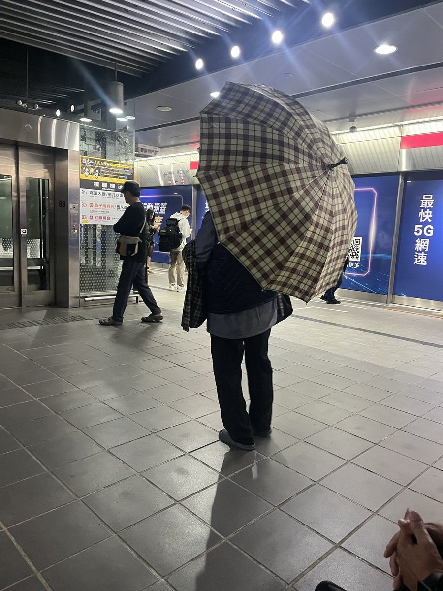ahiruhouse's tweet photo. @naomiformosa 自分もその集団にキレられてたら、警備員さんに「駅員さんに連絡して罰金取りましょー」とか言ってたかもしれません😅

が、今回の人達は悪意はなく、素直に聞き入れてくれました

なんで注意されているのかわからなくて、若干悪態をつきかけていたので、きっと今頃私に感謝していることでしょう（笑） https://t.co/QiZ5SyosXf