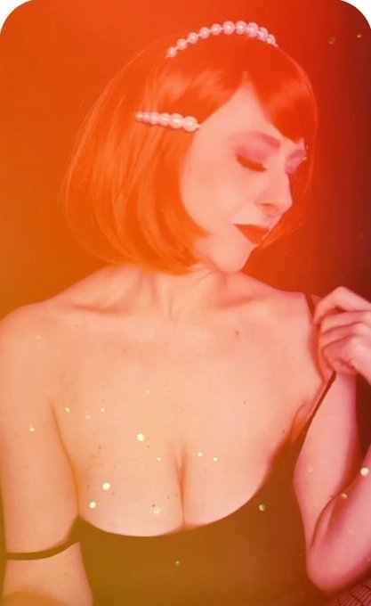 No tits for you losers 😅  ✨️ Findom Femdom Goddess Tease Denial Satin Redhead Redlips ✨️ https://t.c