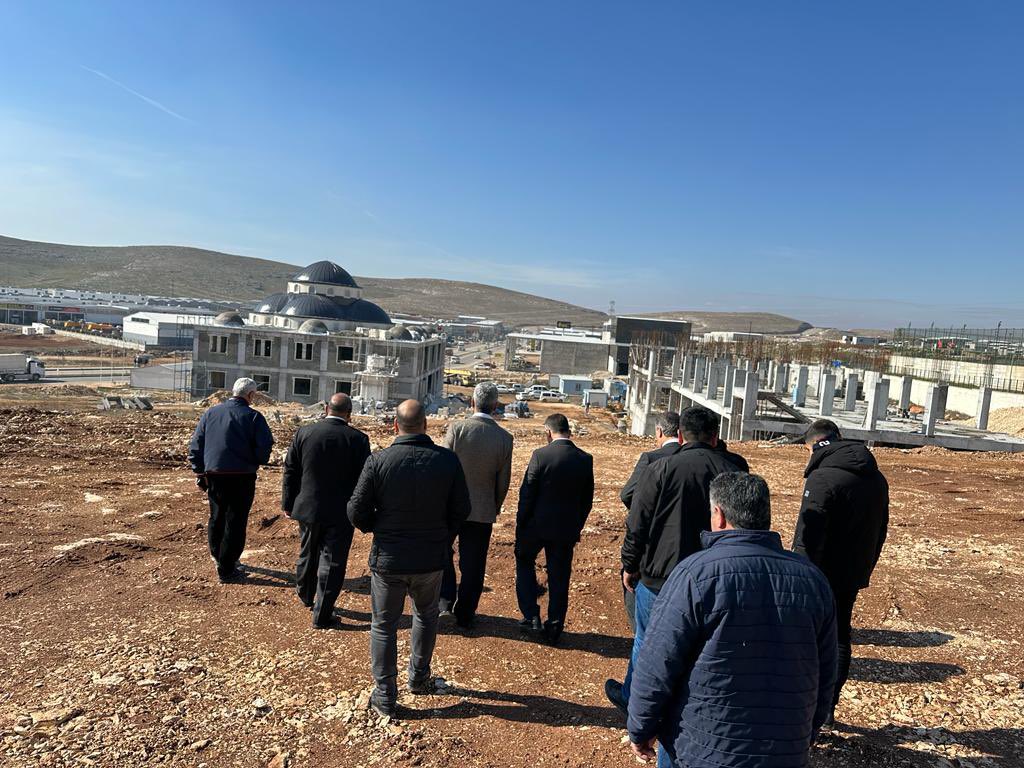 malicevheri's tweet photo. Yapımı devam eden Şanlıurfa Sabır ve Tevhid Külliyesi’nin inşaatında incelemelerde bulunarak son durumu hakkında bilgi aldık. https://t.co/F32BfvJULB