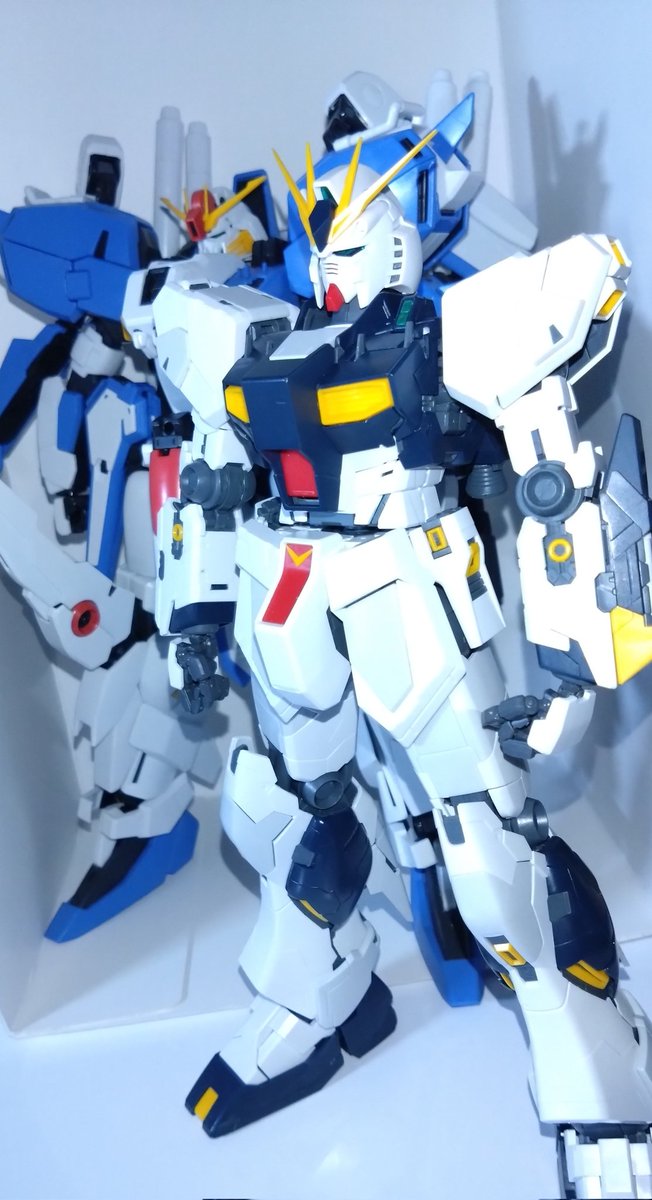 「アナハイムのヤベーガンダム。てんこ盛りユニコーンも組まなきゃな… 」|bael38のイラスト