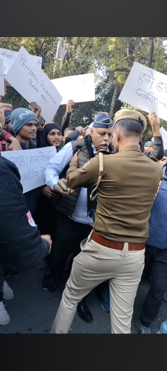 Naresh_Nehraa's tweet photo. भले ही आर्मी की वर्दी नहीं मिली,लेकिन कानून का पालन,सेना की तर्ज पर 2 साल से अनुशासित तरीके से आवाज़ उठा रहें हैं
दिल्ली पुलिस ने @ColRohitChaudry ji व सेना अभियार्थियों को हिरासत में लिया हुआ हैं।

#कर्नल_रोहित_और_युवाओं_को_रिहा_करो
#JusticeForDefenceStudents
#JayJawan @PTI_News https://t.co/lQaIRaZV3O
