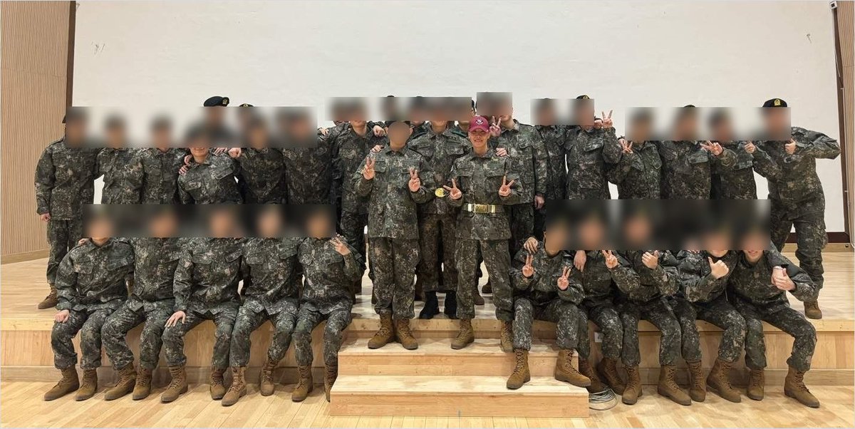 D-254
240206(화)

내일 수료식 앞두고 
소대장님, 소대 훈련병들과 기념 촬영
수료식 준비 끝🫡

📸더캠프 24-1기 카페 훈련병스케치

#Jhope #제이홉 #정호석 #Hobisfoodtray