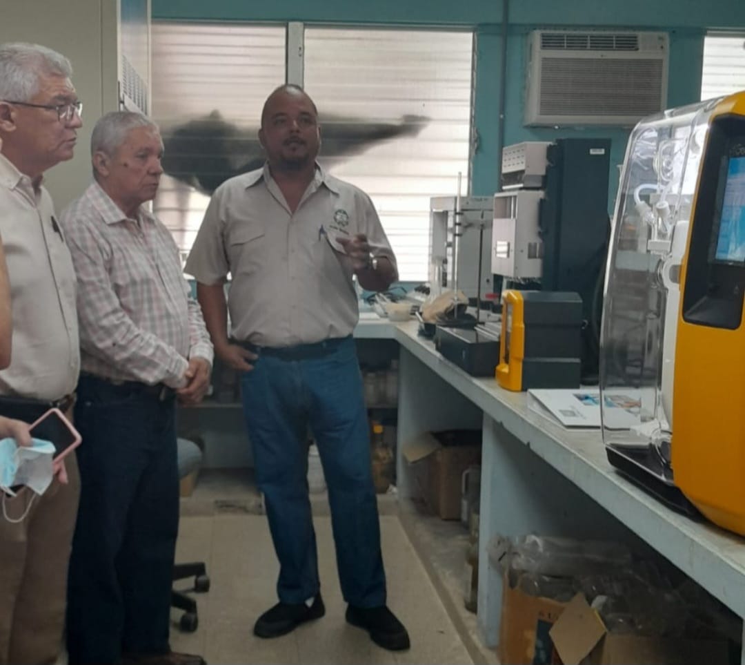 Entregamos al Centro Regional Universitario de Los Santos de la Universidad de Panamá:
- Dos equipo de destilación de agua por arrastre de vapor para análisis según el método KJELDAHL (Incluye instalación).
- Un sistema de digestión para análisis KJELDAHL (Incluye instalación)