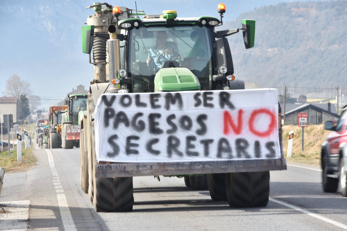 RadioSeu's tweet photo. #EnImatges Tall de carretera de la pagesia de l'#AltUrgell i la #Cerdanya. Es preveuen talls a l'N-145 fins a les 18h. El sector reclama una reducció de la burocràcia, preus justos i responsabilitats pels danys de fauna, entre altres.  Informació prèvia: https://t.co/Hw8s1aXl9z https://t.co/SGesnvqovZ