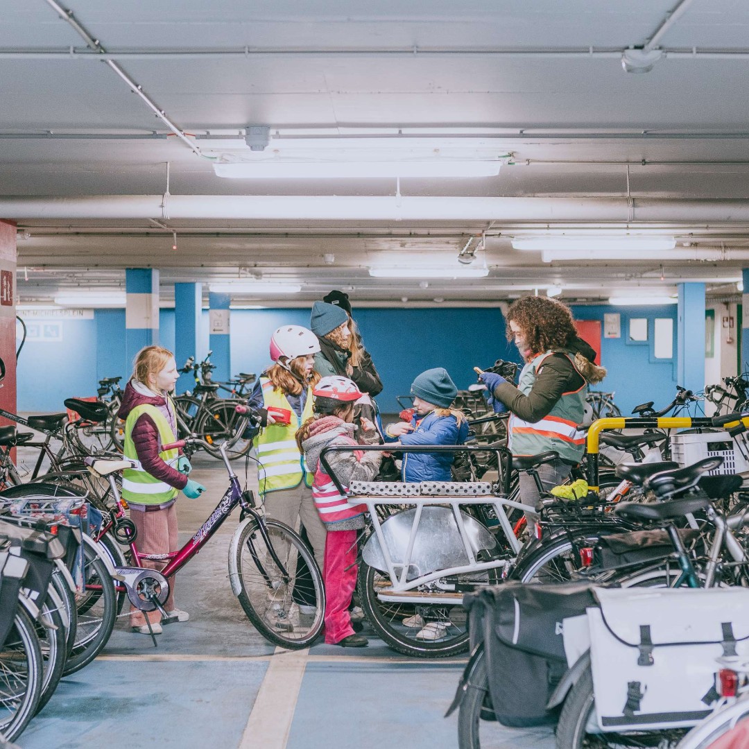 DeFietsambGent's tweet photo. Terugblik op het Lichtfestival:
🔥 > 11.000 fietsen in de extra veloparkings
🔥 Drukste fietsdagen: woensdag + donderdag 
🔥 Populairste bemande parking: Korenmarkt
💡 Sint-Michiels + Coyendans duidelijk al gekend van vorige jaren
💡 0 diefstallen gemeld in de bemande parkings https://t.co/I8MAZQYkz4