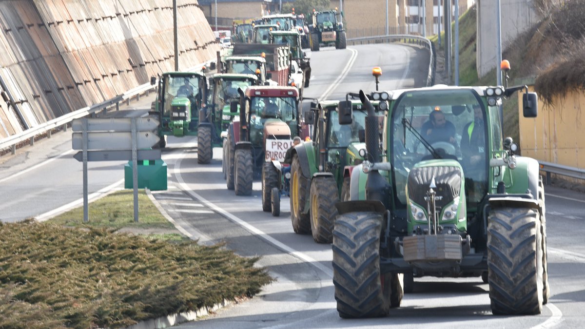 RadioSeu's tweet photo. #EnImatges Tall de carretera de la pagesia de l'#AltUrgell i la #Cerdanya. Es preveuen talls a l'N-145 fins a les 18h. El sector reclama una reducció de la burocràcia, preus justos i responsabilitats pels danys de fauna, entre altres.  Informació prèvia: https://t.co/Hw8s1aXl9z https://t.co/SGesnvqovZ