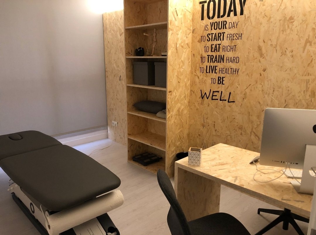 Hace un año estuve en situación jodida con la espalda-cuello. Sí, salí de ahí gracias a la disciplina y ejercicios. Pero tuve una gran ayuda: LA MEJOR FISIO DE BCN (Y he probado muchas). Esta gente te salva la vida (y son licendiados y no vende motos) 😍

maps.app.goo.gl/7fr1QvFLS8UA7J…