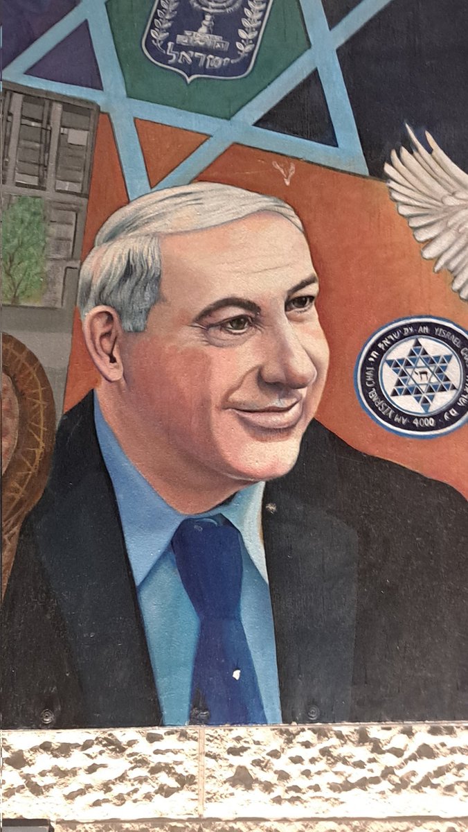 למה הדבר הראשון שמקבל את פני מי כל מי שנוחת בנתבג זה דיוקן של ביבי מתוק עם תסמונת דאון