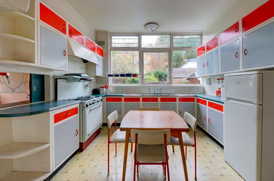 Something of a time capsule (which is probably an understatement), this 1950s Wallis, Gilbert and Partners modern house in Chelsea, London SW10, is now on the market. Not cheap, as you might have guessed. bit.ly/3HPes9y