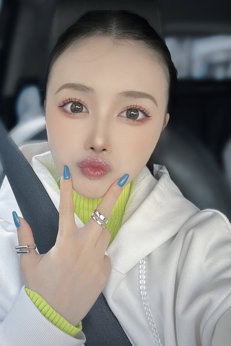 今日はうるつやブラウン着けてみた！
めちゃくちゃ盛れる！可愛いー🫶🏻🤍