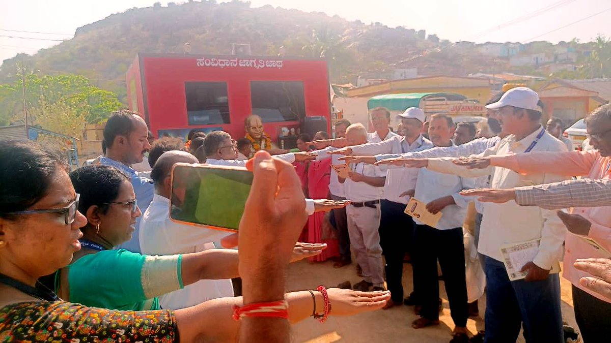 DswBgm's tweet photo. ಸವದತ್ತಿ ತಾಲೂಕಿನ ಗೊರಾಬಾಳ ಗ್ರಾಮಕ್ಕೆ ದಿನಾಂಕ :06-02-2024 ರಂದು “ಸಂವಿಧಾನ ಜಾಗೃತಿ ಜಾಥಾ”ವನ್ನು ಉತ್ಸಾಹದೊಂದಿಗೆ ಬರಮಾಡಿ ಕೊಂಡು ಸಂವಿಧಾನ ಪೀಠಿಕೆಯನ್ನು ಓದಿಸುವ ಮೂಲಕ ಕಾರ್ಯಕ್ರಮವನ್ನು ಮಾಡಲಾಯಿತು.
 #ourconstitutionat75 #ಸಂವಿಧಾನ_ಜಾಗೃತಿ_ಜಾಥಾ#constitutionawarenesskarnataka #constitutionconventionkarnataka2024 https://t.co/2GrM4m1OEr