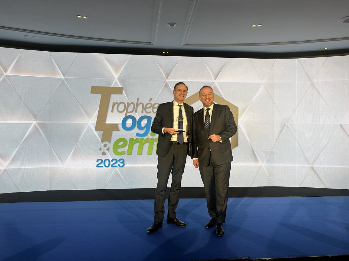 BanqueDesTerr's tweet image. #TLT2023 :  @oliviersichel, directeur de la @BanqueDesTerr, reçoit le prix « Territoire » décerné par les lecteurs de @immoweek ! 
« On est animé par cette volonté de proximité, d’être à vos côtés ! » 
À fond pour des territoires innovants, inclusifs et durables ! 💪
🏆 @MA_Jamet