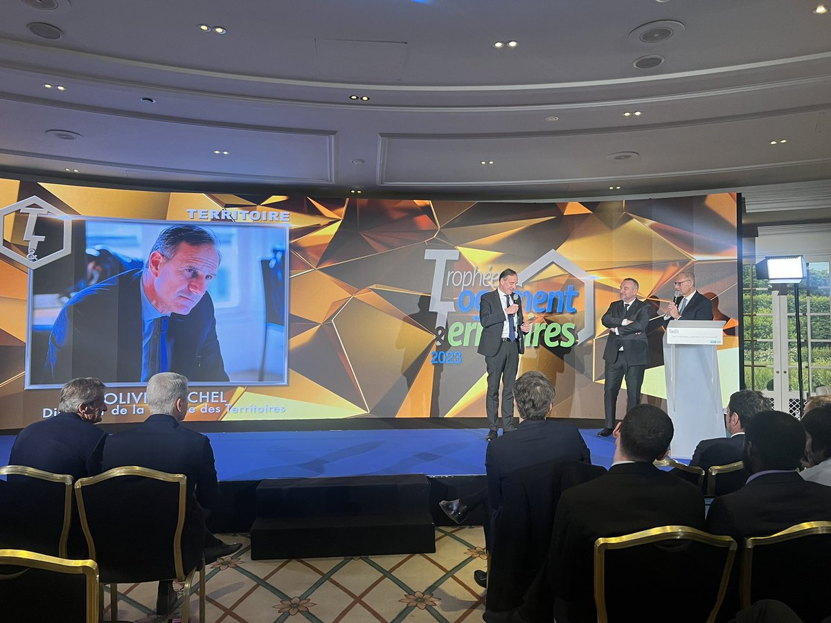 BanqueDesTerr's tweet image. #TLT2023 :  @oliviersichel, directeur de la @BanqueDesTerr, reçoit le prix « Territoire » décerné par les lecteurs de @immoweek ! 
« On est animé par cette volonté de proximité, d’être à vos côtés ! » 
À fond pour des territoires innovants, inclusifs et durables ! 💪
🏆 @MA_Jamet