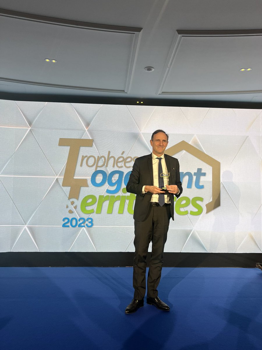 BanqueDesTerr's tweet image. #TLT2023 :  @oliviersichel, directeur de la @BanqueDesTerr, reçoit le prix « Territoire » décerné par les lecteurs de @immoweek ! 
« On est animé par cette volonté de proximité, d’être à vos côtés ! » 
À fond pour des territoires innovants, inclusifs et durables ! 💪
🏆 @MA_Jamet
