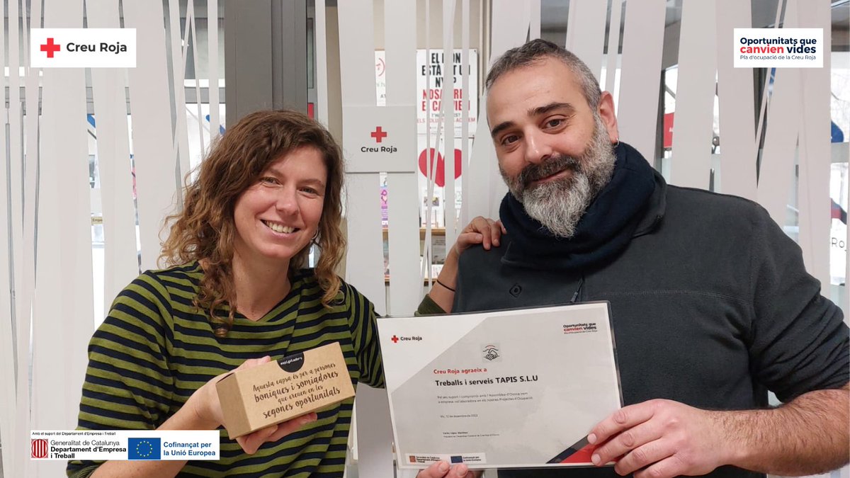 OcupacioCR's tweet photo. El #ProgramaMAIS fa entrega d’un detall i un certificat a l' @AssociacioTapis per agrair el seu suport i compromís per ajudar a les nostres persones participants en els processos d’inserció sociolaboral.
#FinancatUE #FonsUECat #EmpresaiTreball #OcupacioCreuRoja https://t.co/1Su7o6ykv6