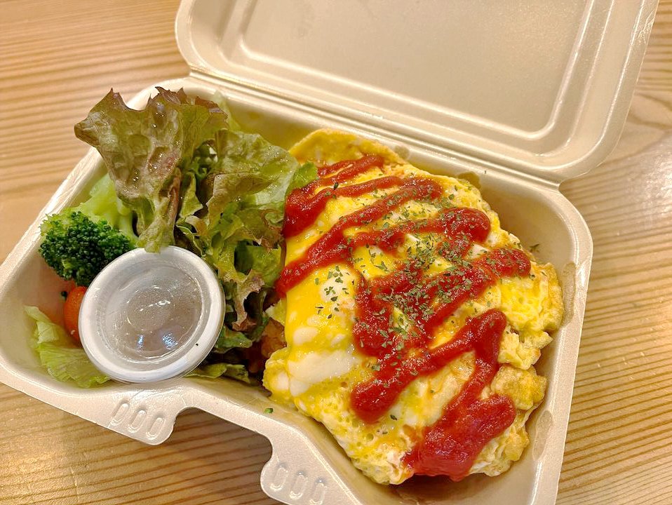 somarugoi's tweet photo. 明日2/7(水)のランチタイムは
キッチンMog2さんが営業します😊

今回の日替わりスイーツはキャラメルチーズケーキです🍰
ケーキの上にはキャラメルクランチとシュガーパウダーをトッピングしているので、食感を楽しんでいただけると思います🙌

#SOMARU #日常に彩りを https://t.co/lQnT8kLT3K