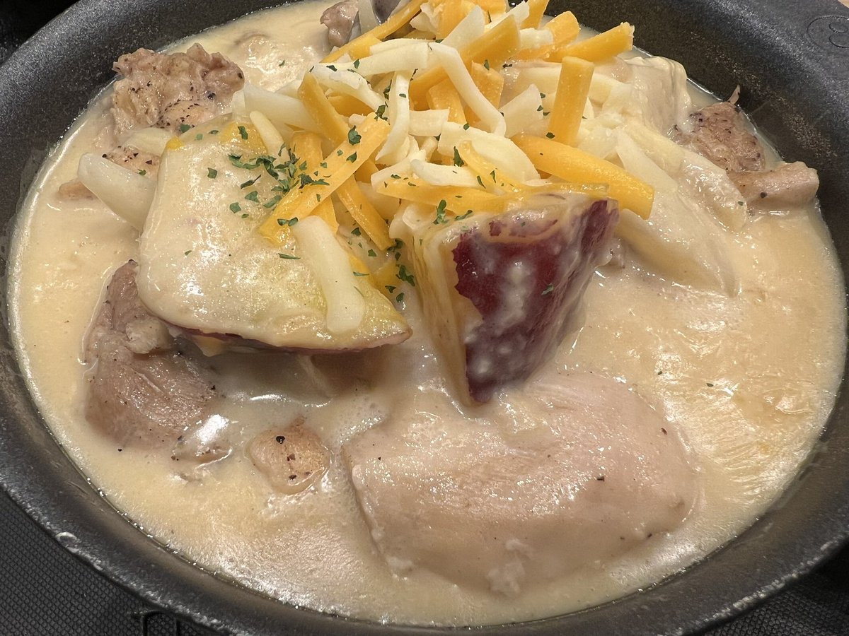 nachore15's tweet photo. シュクメルリと再会してきた。

にんにくが効いてるホワイトソース。
チーズを混ぜて食べる鶏肉とサツマイモが寒い日にぴったり。 https://t.co/uZqKTUXcqZ