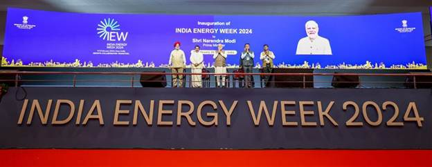 PIBMumbai's tweet image. Prime Minister @narendramodi Invites the world to invest in India’s energy sector in his inaugural address at #IndiaEnergyWeek2024 

📙pib.gov.in/PressReleasePa…

#IndiaEnergyWeek