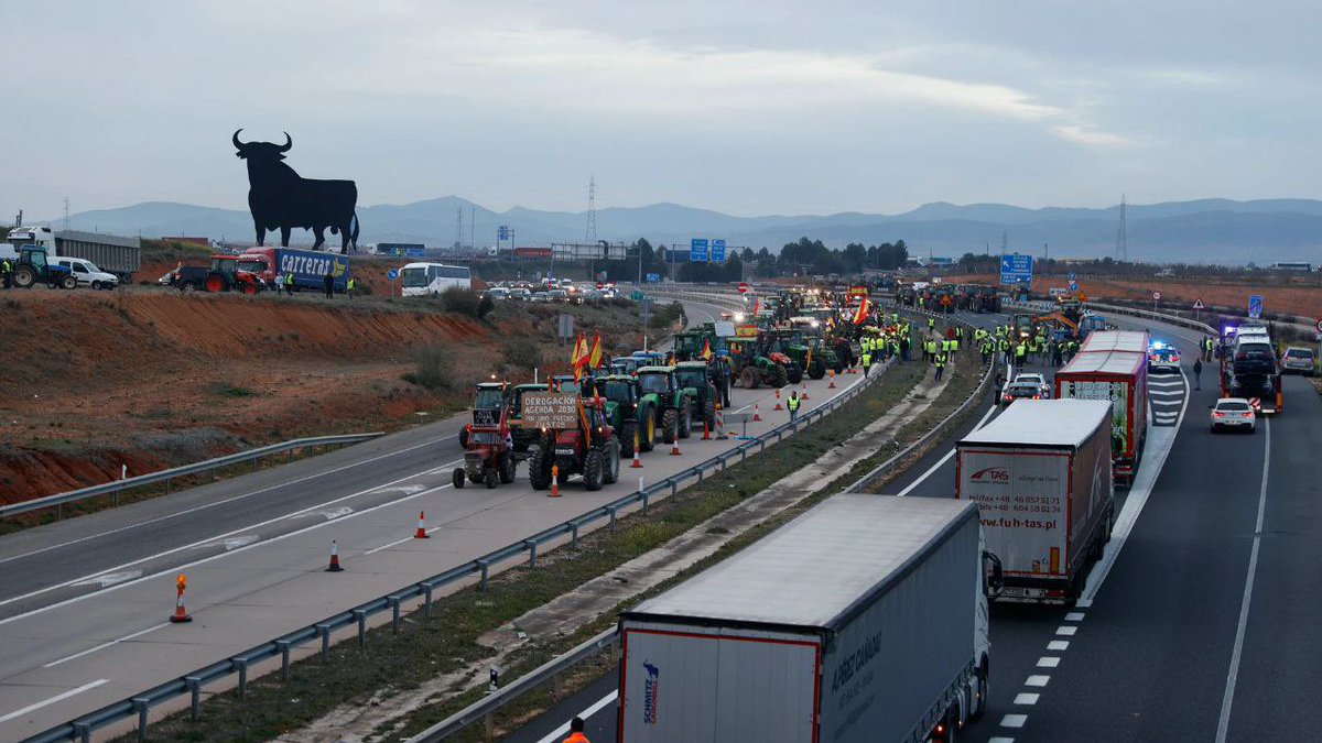 herqles_es's tweet photo. 🇪🇸 | Situación actual de las carreteras españolas tras estas movilizaciones agrícolas:

- Inmediaciones Madrid:
• Cortada A4
• Cortada A5 en Navalcarnero
• Cortada A42
• Cortada A3 en Villarejo y quema de troncos en la carretera.

- Al menos 80 colapsos en carreteras Nacionales en grupos de 10 tractores a 30km por hora ralentizando el tráfico de todo el país.

- En los cruces de acceso a las Autovías se han colocado patrullas para evitar el acceso de tractores a las mismas. En Portugal los agricultores acaban de cortar Valenza.

- Representantes sindicales de Guardia Civil informan que «no hay efectivos suficientes; nos superan por secundarias y si llegan a Madrid, Valencia y otras capitales van a colapsarlo todo».
