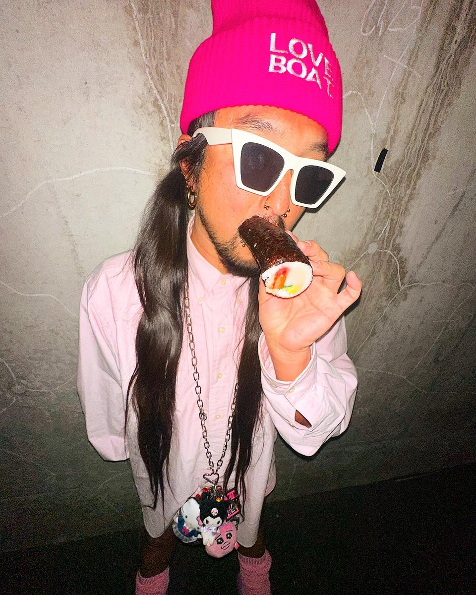 hidekuni_EHO's tweet photo. 遅くなってしまいましたが今年もエーホー巻きはeatしましたか？
毎年恒例の恵方巻きの言い間違えですね🤣
今年はエーホー巻き✖️Y2K Style でまとめてみました🫰🏾
120cmピンクのスーパールーズソックスにLOVE BORTのニット、ベッキーを彷彿させるストラップちゃん達😍
こんなエーホーですがしくよろです https://t.co/uOR6B0lftf