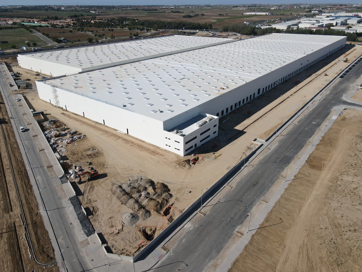 Pavasal's tweet photo. 🚧 PLATAFORMA LOGÍSTICA EN ILLESCAS, TOLEDO. 🚧
Dos edificios logísticos de última generación con un SBA total de 92.000m2. Estos dos edificios también disponen de amplias zonas de parking, tanto para vehículos ligeros como pesados.
#Pavasal #Construcción #EquipoPavasal https://t.co/ZSRQDTXLmJ