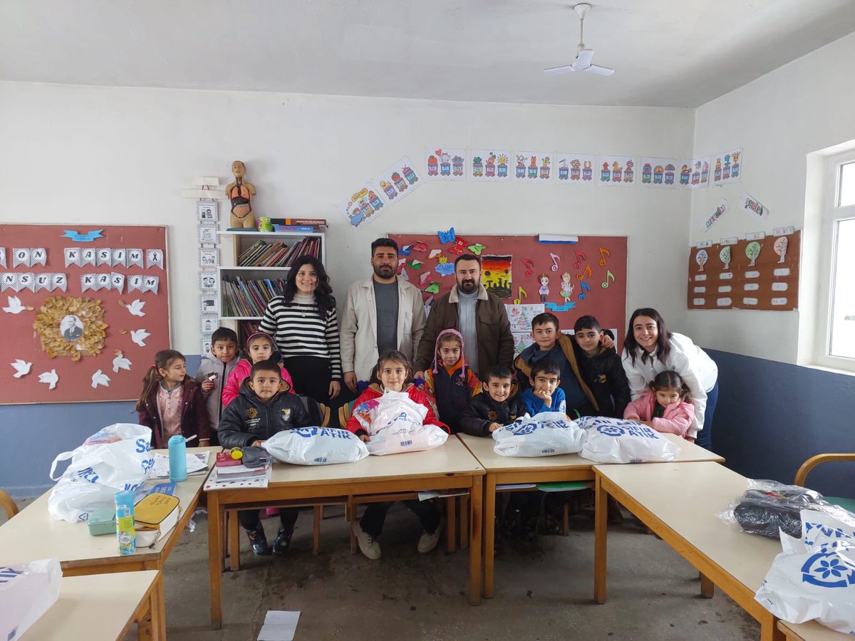 YedisuMEM's tweet photo. 2. Dönem heyecanını paylaşmak ve tüm öğrencilerimize Yedisu Kaymakamlı��ı aracılığıyla Lcw Firmasından hediye edilen Mont ve Giysileri teslim etmek amacıyla Kürdan ve Döşengi Köy okullarımızı İlçe Milli Eğitim Müdürümüz Halil PEKGÜZEL ve Şube Müdürümüz Büşra TUNÇ ziyaret ettiler. https://t.co/R2s6106kYG