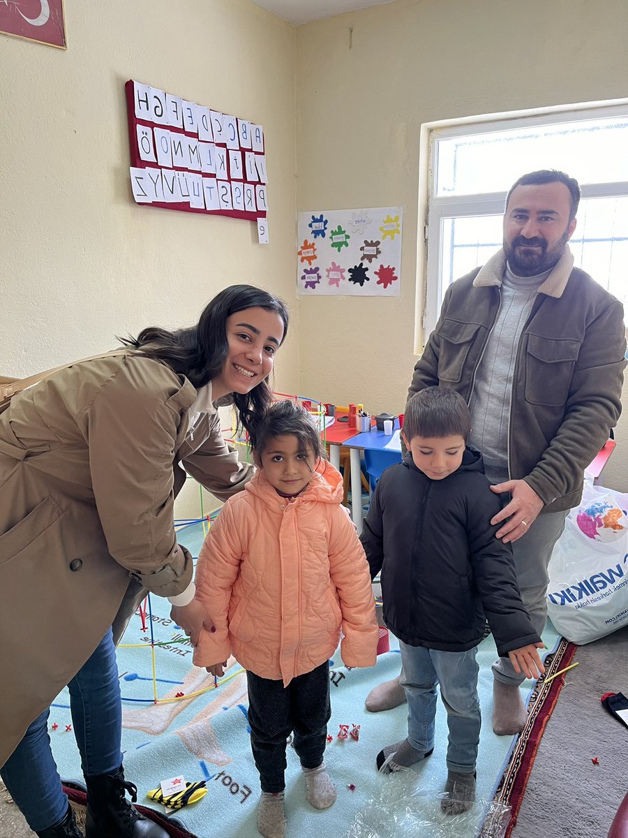 YedisuMEM's tweet photo. 2. Dönem heyecanını paylaşmak ve tüm öğrencilerimize Yedisu Kaymakamlı��ı aracılığıyla Lcw Firmasından hediye edilen Mont ve Giysileri teslim etmek amacıyla Kürdan ve Döşengi Köy okullarımızı İlçe Milli Eğitim Müdürümüz Halil PEKGÜZEL ve Şube Müdürümüz Büşra TUNÇ ziyaret ettiler. https://t.co/R2s6106kYG