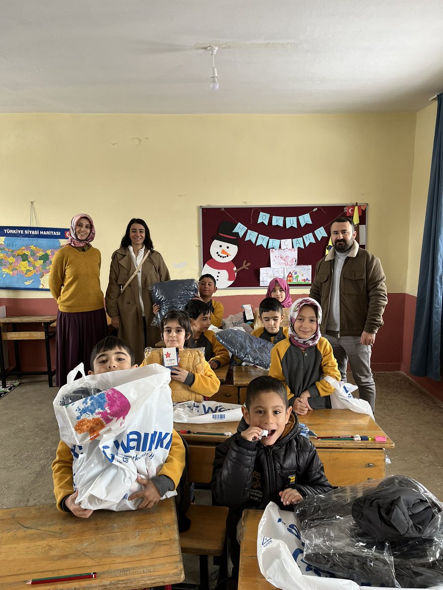 YedisuMEM's tweet photo. 2. Dönem heyecanını paylaşmak ve tüm öğrencilerimize Yedisu Kaymakamlı��ı aracılığıyla Lcw Firmasından hediye edilen Mont ve Giysileri teslim etmek amacıyla Kürdan ve Döşengi Köy okullarımızı İlçe Milli Eğitim Müdürümüz Halil PEKGÜZEL ve Şube Müdürümüz Büşra TUNÇ ziyaret ettiler. https://t.co/R2s6106kYG