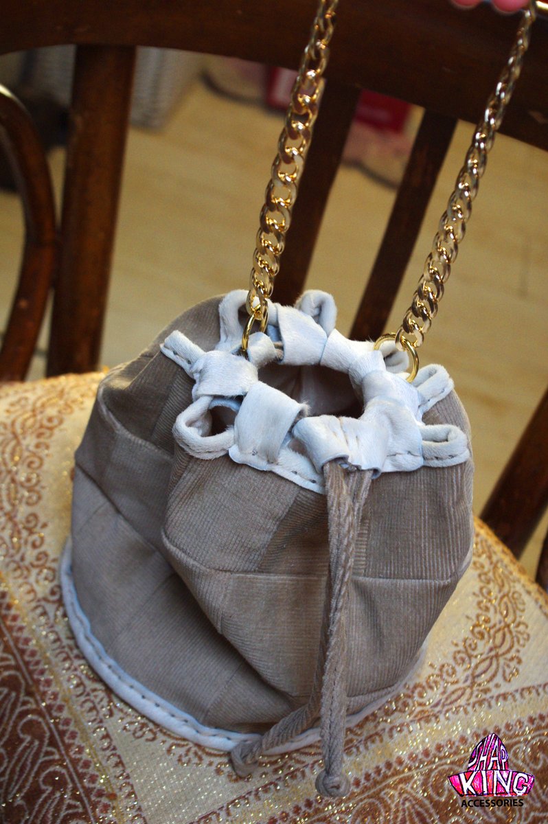 tanygaabvbg1's tweet photo. Velvet purse with chain and fur #accessories #purse #fashion #fashionaccessories #velvet #spring #springfashion #springaccessories #handmade #art #pussypower #rocknroll #plovdiv 🔥 #creative #product #productdesign #patchwork https://t.co/OSl9e6ARVw