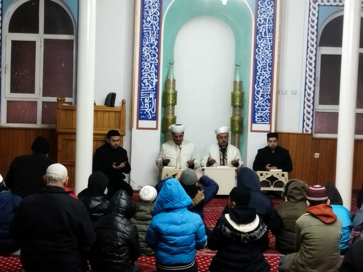 Bozova_GM's tweet photo. 6 Şubat'ta meydana gelen depremde hayatını kaybedenleri rahmetle anmak için sabah namazında gönüllü gençlerimizle bir araya geldik. Program bitiminde Gönüllü gençlerimiz , ilçe müftüsü ile çorba içip hasbihal etti.
#6şubat2023 🎗️ #SabahNamazı 📷 https://t.co/MTyLpAQAy3