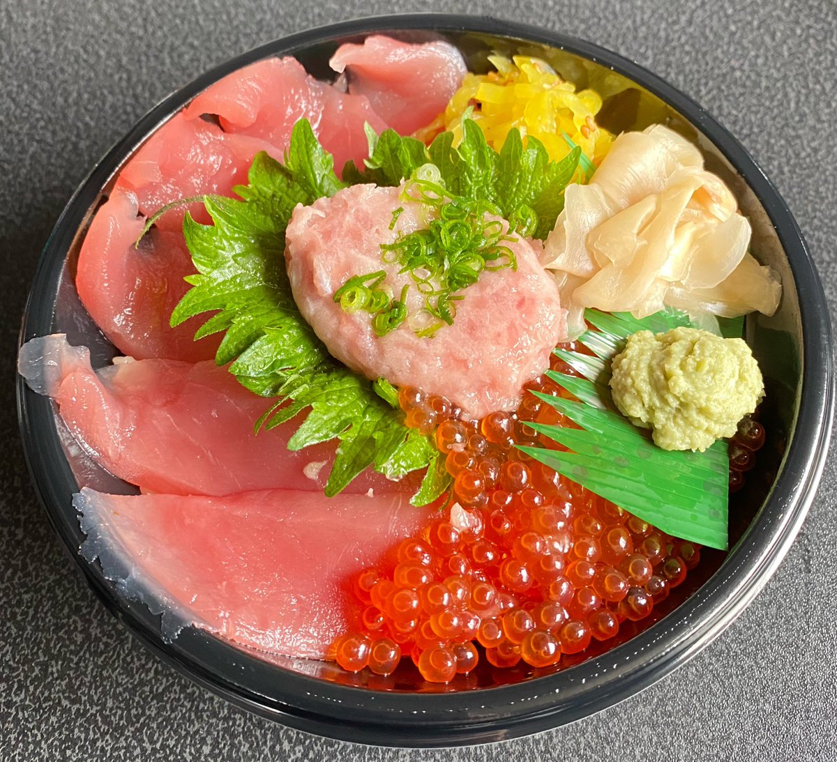 まぐろちゃん専用 こないだ出前館で頼んだ いくらと鉄火丼🐟✨✨ お高いけど大満足