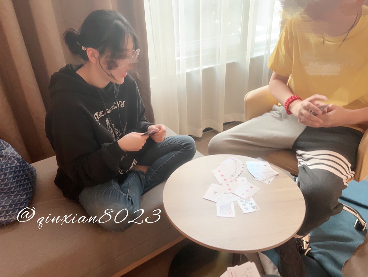 回顾的事儿慢慢来，忍不住了发一发新货。

跟娇妻还有小学同学一起玩脱衣斗地主，娇妻可能低估了我和小学同学的默契～

一定要她光溜溜的在我和小学同学面前…
#淫妻 #绿帽 
@RLWJ_kuking @JWCJ_kuxs @BQYJ_kuxs @JLSQ_kuxs https://t.co/DCpQbdMCRD