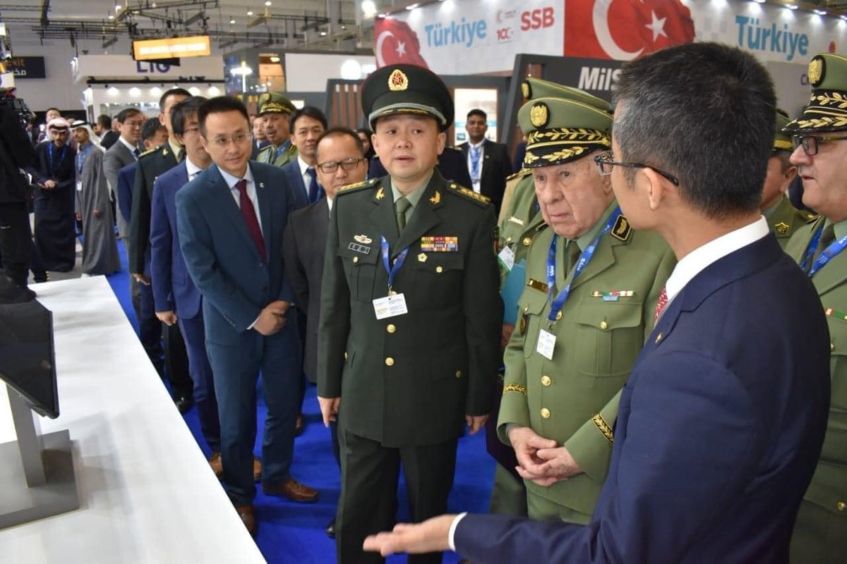 The #AlgerianArmy chief of staff checked the latest chinese tech in #Drones and ships manufacturing at #WorldDefenseShow #WDS2024 in #KSA .
#Algeria #China