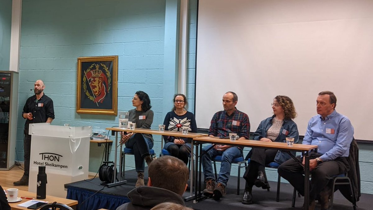 The @hplt_eu winter school hosted a panel discussion on Large 🦣 vs. Small 🤏 language models with @HajicJan from @matfyz among the panelists.