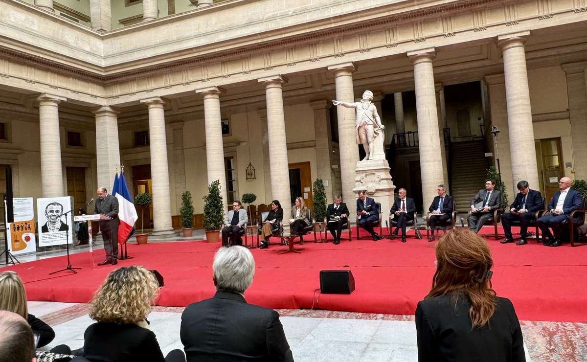 verienparent's tweet photo. .@E_DupondM était à Aix-en-Provence hier. Je l’ai accompagné lors de la visite de la Cour d’Appel puis il est venu rencontrer le groupe @UC_Senat, pour échanger sur le Projet de Loi constitutionnel relatif à la volonté de recourir à l’IVG.
#DroitsFemmesSenat @ppcaAix https://t.co/OUgTvENtcS