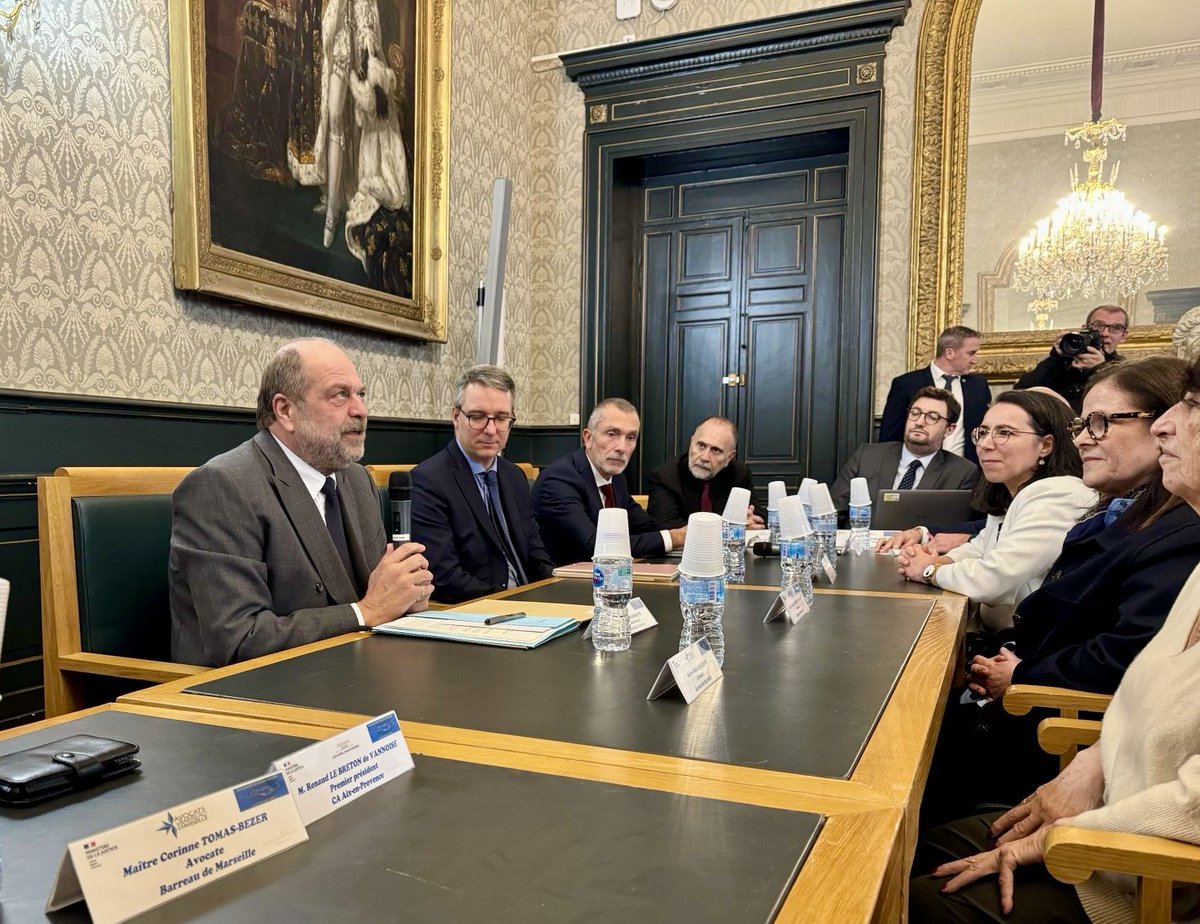verienparent's tweet photo. .@E_DupondM était à Aix-en-Provence hier. Je l’ai accompagné lors de la visite de la Cour d’Appel puis il est venu rencontrer le groupe @UC_Senat, pour échanger sur le Projet de Loi constitutionnel relatif à la volonté de recourir à l’IVG.
#DroitsFemmesSenat @ppcaAix https://t.co/OUgTvENtcS