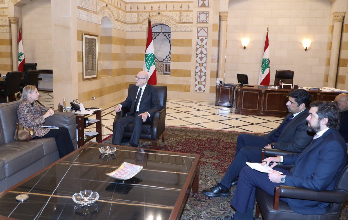 دعا رئيس الحكومة #نجيب_ميقاتي الدول المانحة الى اعادة النظر في موضوع وقف تمويل "وكالة الأمم المتحدة لإغاثة وتشغيل اللاجئين الفلسطينيين" (الاونروا)، لان التمويل يشكل حاجة ملحة وضرورية لقضية لم يخترها الفلسطينيون بل فرضت عليهم فرضا.
كما دعا الدول المانحة" الى النظر في وضع الاونروا