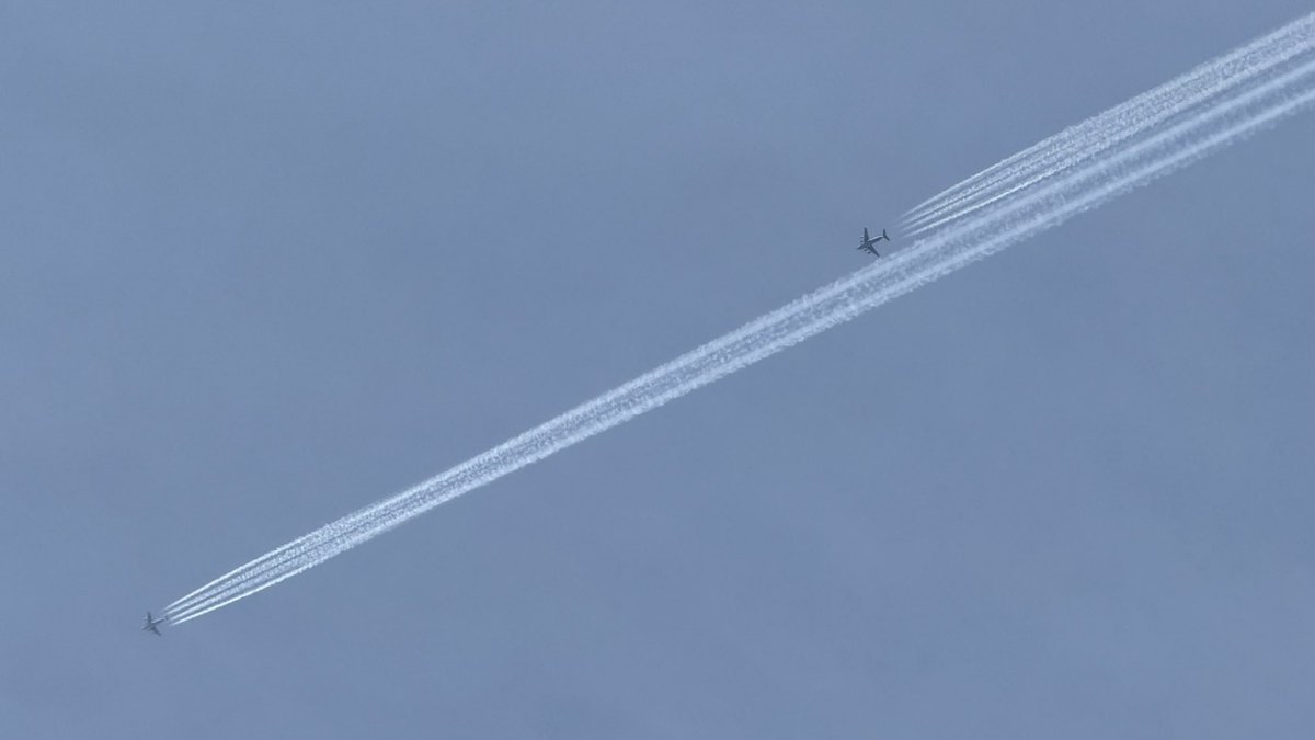 It’s not every day you see 2x USAF C-17s in close formation going overhead. REACH821 (02-1099) and REACH952 (08-8198) heading westbound to their Oceanic entry point having departed Ramstein AFB in Germany #AvGeek #RadioGeek #MilMonWorld