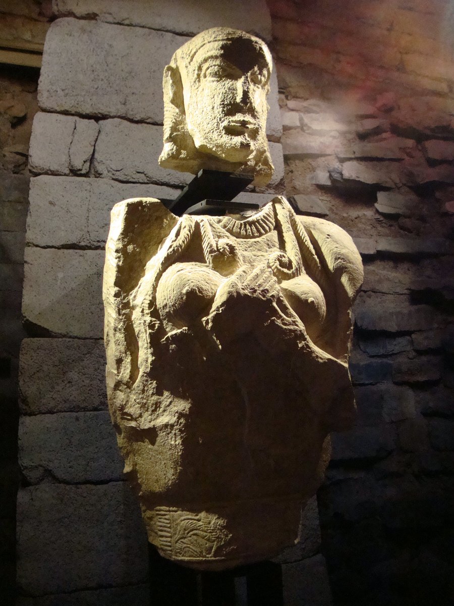 Questo capolavoro del 650 a.C. circa e scoperto nel 1892 a Vetulonia (Tomba della Pietrera) è probabilmente la più antica figura di donna etrusca arrivata a noi 👇 tuttomaremma.com/vetulonia.htm
#toscana #toscanadascoprire #maremma #vetulonia #museimaremma #etruschi #archeologia