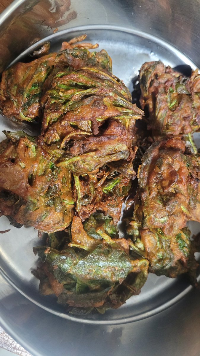 sshastry_c's tweet image. Chalo ..

Palak #pakode khaathe hein,
#Chai peethe hein 
Our #life thoda interesting banaathe hein