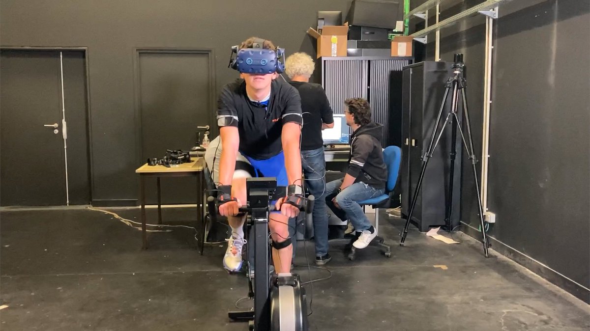 [#Article🗞️] L'équipe @Inria MimeTIC développe un dispositif de simulation en #XR pour les coureurs cyclistes afin de réussir leur échappée du peloton🚴 🚴‍♀️🚴‍♂️🚴‍♀️via le projet @Sharespace_EU #JO2024 #Paris2024 #JOP2024 #sport #TourdeFrance #VR En savoir +⤵️ inria.fr/fr/realite-ete…