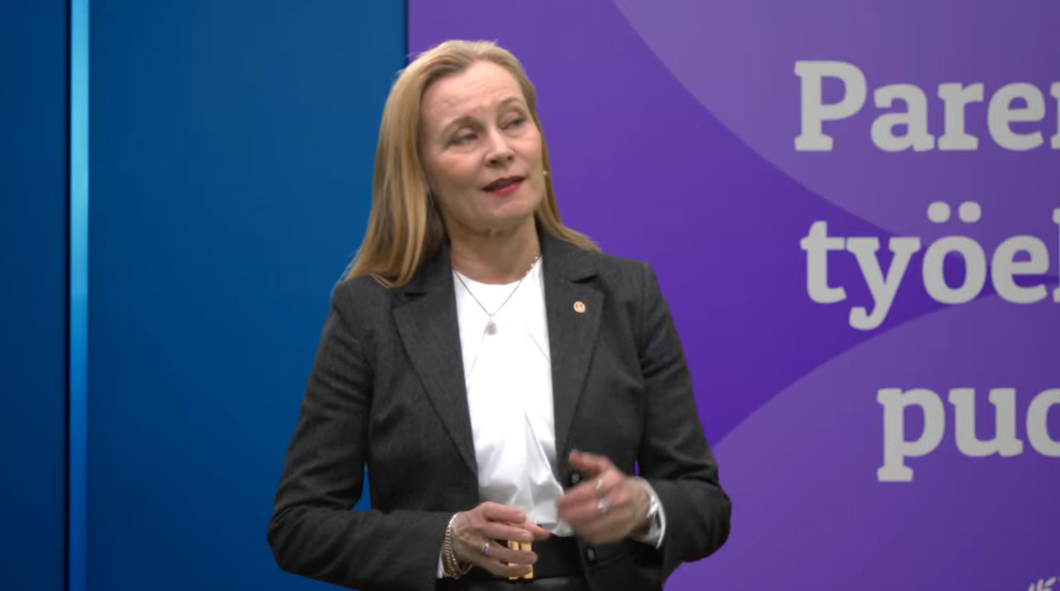 Lähetyksemme alkoi, sen avaa <a href="/mepsalo/">Mikko Salo</a> lyhyillä kommenteilla. Lisäksi <a href="/marialofg/">Maria Löfgren</a> kertoo aluksi miksi akavalaisia osallistuu ulosmarsseihin: ratkaisuhdotuksemme ovat jääneet vaille vastakaikua, joten tuomme nyt näkyvästi huolemme ja ehdotuksemme esille. #ParemmanTyöelämänPuolesta