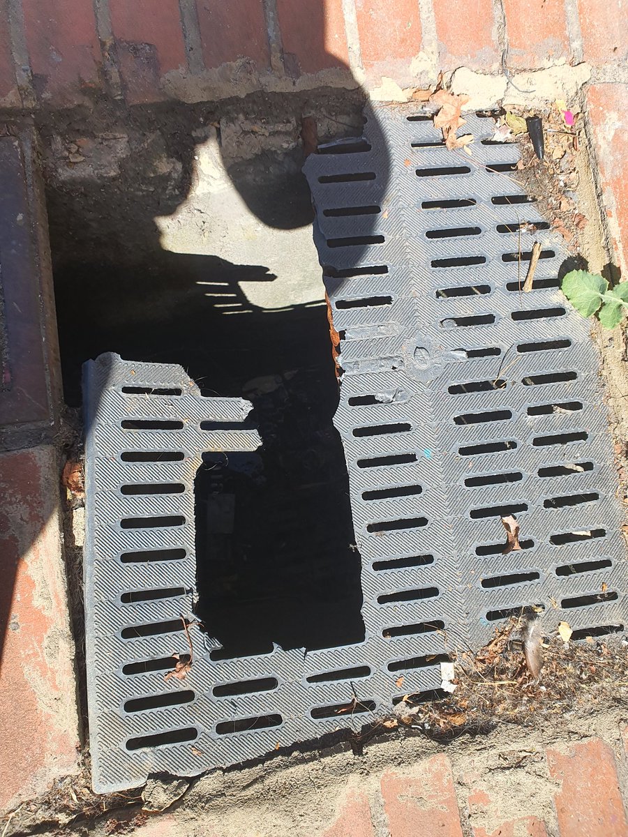 dianapgq's tweet photo. @AcueductoBogota Seguimos a la espera de la instalación de la tapa, segun informacion del acueducto ya tomaron las medidas pero han pasado varios dias y el tema sigue exactamente igual, esta lleno de basura, un hueco profundo que puede generar un accidente Calle 151b-103f Suba https://t.co/CEwvxLL0Mg