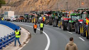 Problemas🚜en las #carreteras 🇪🇸en todo el territorio: #cortes en #Murcia A30, MU30 CT34, #Málaga A92, #Cádiz A4, ##Jaén A316, A401, N432, A301, #Granada A92, GR30, A44, #Sevilla AP4, A4, #Segovia A1 y A50, #Avila AP6 y A50, #Valencia A7, #Badajoz A66, A5 N432, #Cáceres y #Madrid