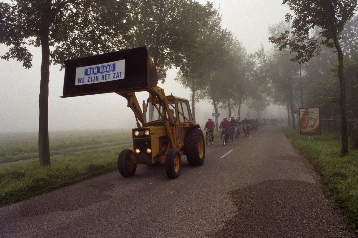 levenvantoen's tweet photo. Boze boeren in Grave (1995): op de fiets achter één tractor met shovel naar het gemeentehuis.
(Bron: @bhicarchief) https://t.co/8WFJNuL4mn