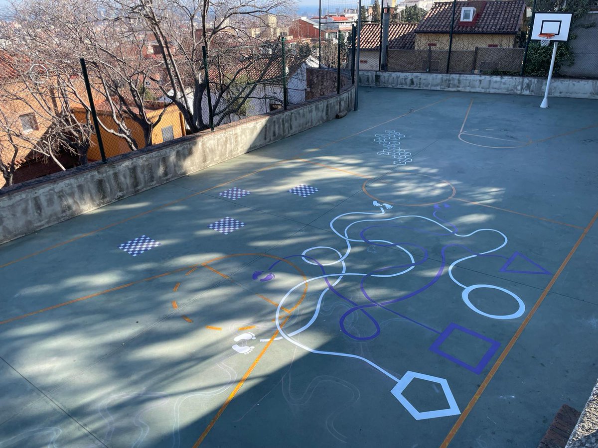 Dissabte les famílies han organitzat una jornada per concloure el projecte de  patis. Han instal·lat dos hotels d’insectes, una caixa niu, han sembrat flors,..., han dibuixat diferents jocs i també han instal·lat dos gronxadors. Els infants ho estan gaudint molt. Moltes gràcies!