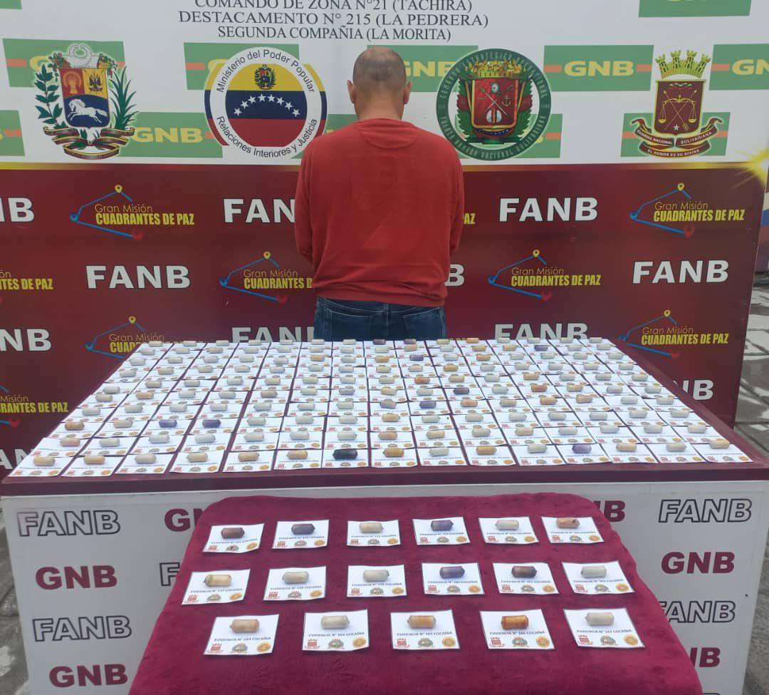 Redi_andes's tweet photo. #FANB en el PAC “La Morita”, estado Táchira, efectuaron la aprehensión de un ciudadano quien transportaba de manera intraorgánica 167 envoltorios de Cocaína.  se trasladaba en un vehículo de transporte público desde la República de Colombia con destino a Caracas Dtto. Capital. https://t.co/DPDY6OQJS5